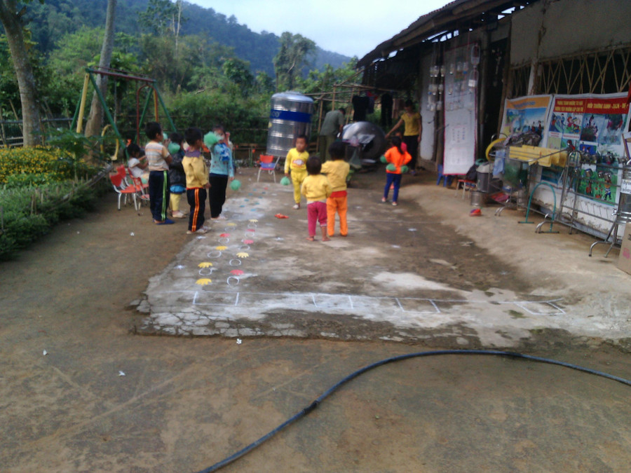 Các lớp học ở điểm bản lẻ còn nhiều khó khăn Các lớp học ở điểm bản lẻ còn nhiều khó khăn