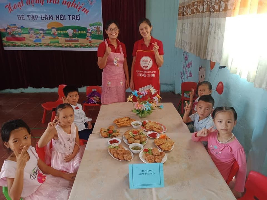 Trải nghiệm “ Bé tập làm nội trợ” và tìm hiểu “Trang phục dân tộc Thái”.