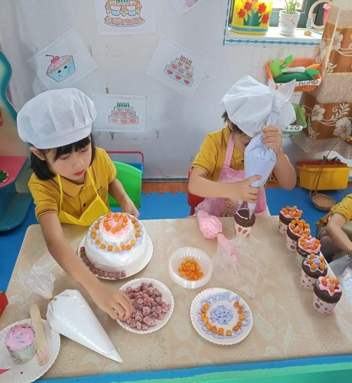 Trẻ trải nghiệm một số hoạt động trong cuộc sống hàng ngày tại hoạt động góc (làm bánh, spa chăm sóc sắc đẹp).
