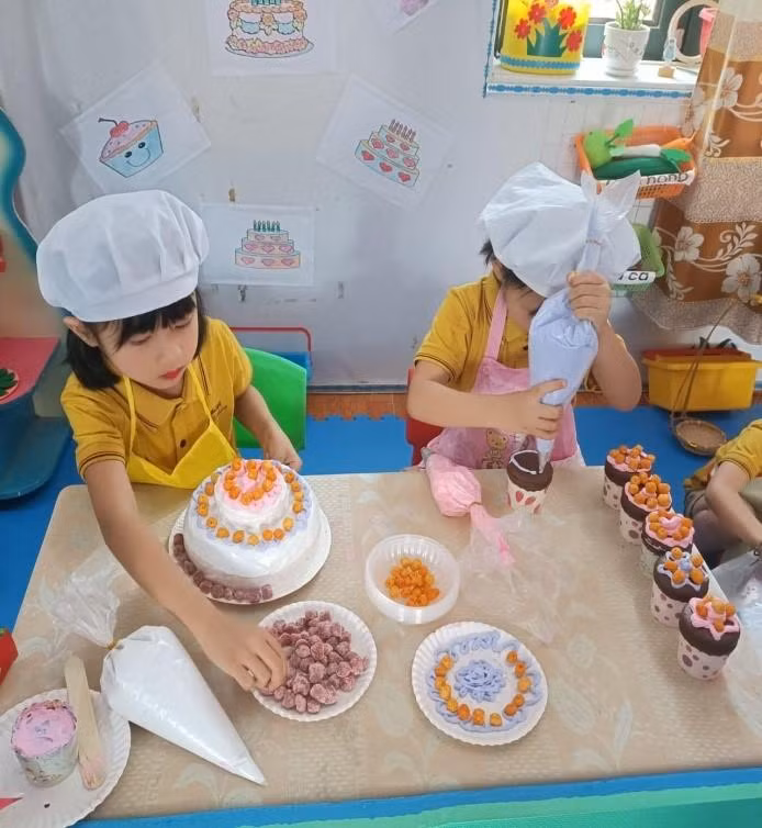 Trẻ trải nghiệm một số hoạt động trong cuộc sống hàng ngày tại hoạt động góc (làm bánh, spa chăm sóc sắc đẹp).