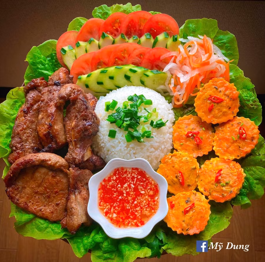 Cơm sườn chả trứng.