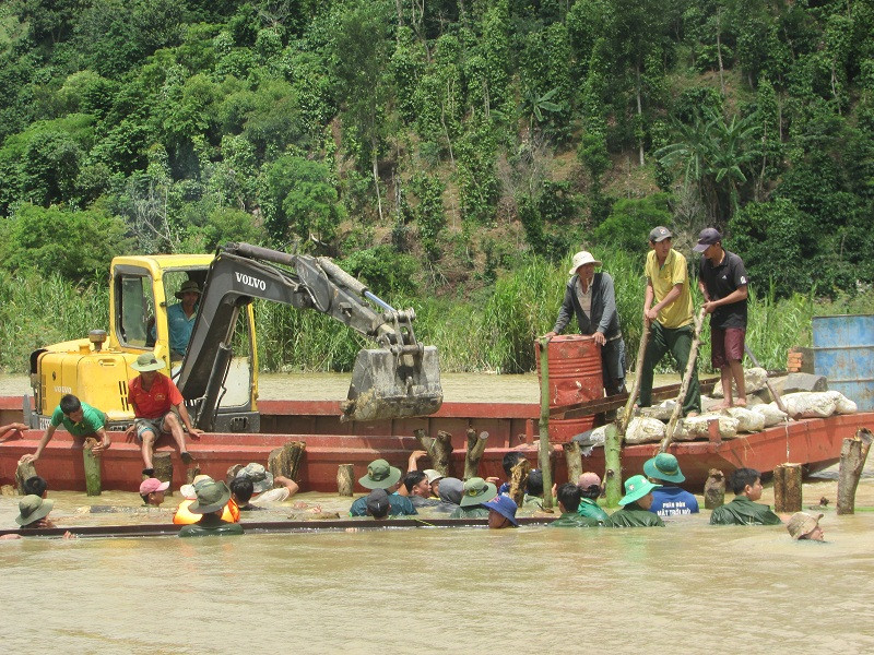 Hàng trăm người dân mỗi người một việc với hy vọng cứu được đê