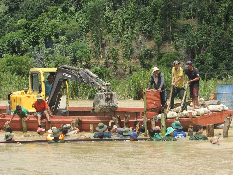 Hàng trăm người dân mỗi người một việc với hy vọng cứu được đê