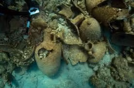 Nhiều bình cổ được tìm thấy bên trong xác tàu buôn. Ảnh: Live Science.