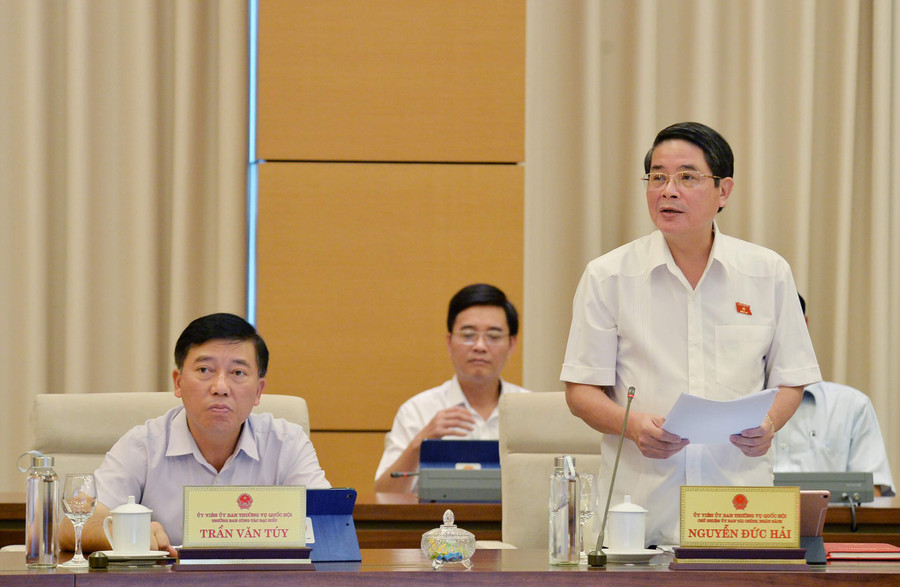 Chủ nhiệm Uỷ ban Tài chính - Ngân sách Nguyễn Đức Hải trình bày báo cáo. Ảnh: VGP/Lê Sơn. Chủ nhiệm Uỷ ban Tài chính - Ngân sách Nguyễn Đức Hải trình bày báo cáo. Ảnh: VGP/Lê Sơn.