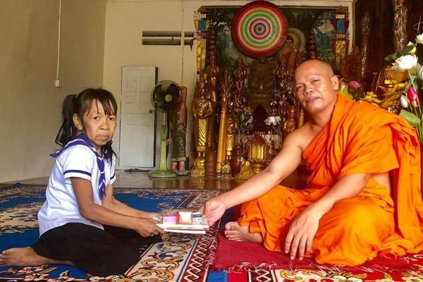 Bo khi đến gặp và trò chuyện với nhà sư Voeun. Ảnh: Viral Press. Bi kịch bé gái có khuôn mặt già như bà lão