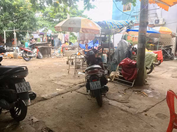 Xóm Gò Mả Sài Gòn: 3-4 ngôi mộ nằm trước cửa nhà