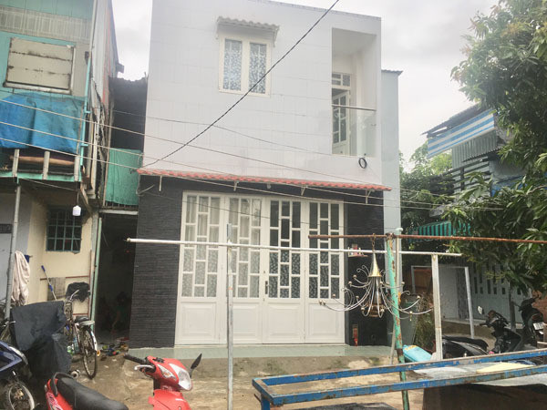 Những căn nhà phố trong xóm đang dần mọc lên. Ảnh: T.A. Xóm Gò Mả Sài Gòn: 3-4 ngôi mộ nằm trước cửa nhà