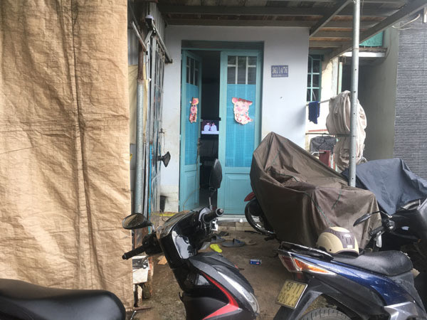 Căn nhà bà Sáu trước đây có 2 ngôi mộ nằm trong nhà giờ cũng đã được xây mới. Ảnh: T.A. Xóm Gò Mả Sài Gòn: 3-4 ngôi mộ nằm trước cửa nhà