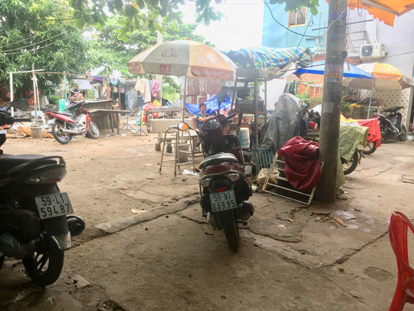 Gần 200 ngôi mộ trong xóm đã được dời đi. Ảnh: T.A. Xóm Gò Mả Sài Gòn: 3-4 ngôi mộ nằm trước cửa nhà