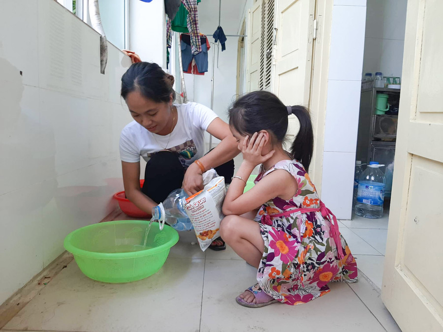 Người nhà và bệnh nhân dùng nước dè sẻn tại BV Sản nhi Nghệ An Người nhà và bệnh nhân dùng nước dè sẻn tại BV Sản nhi Nghệ An