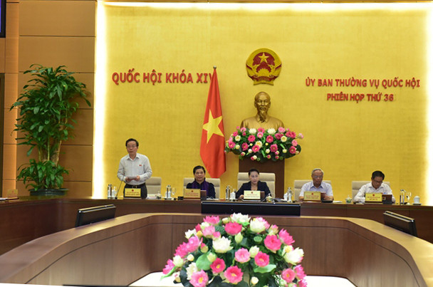 Phó Chủ tịch Quốc hội Phùng Quốc Hiển điều hành phiên họp
