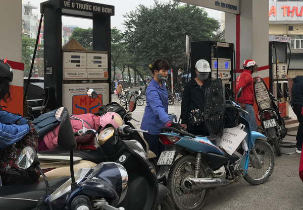 Một số mẹo đổ xăng giúp bạn không bị nhân viên bán xăng "móc túi".