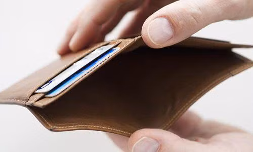 Đừng bao giờ để ví rỗng: Hãy luôn để một số tiền nhỏ trong túi, ngay cả khi bạn không bao giờ tiêu số tiền đó.