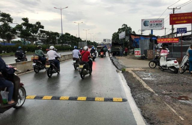 Gờ giảm tốc do Xí nghiệp xây dựng Miền Đông tự ý lắp đặt trên xa lộ Hà Nội và đã gây ra vụ tai nạn thương tâm. (ảnh thời điểm chưa được tháo gỡ). Gờ giảm tốc do Xí nghiệp xây dựng Miền Đông tự ý lắp đặt trên xa lộ Hà Nội và đã gây ra vụ tai nạn thương tâm. (ảnh thời điểm chưa được tháo gỡ).