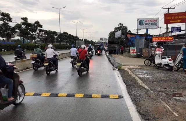 Gờ giảm tốc do Xí nghiệp xây dựng Miền Đông tự ý lắp đặt trên xa lộ Hà Nội và đã gây ra vụ tai nạn thương tâm. (ảnh thời điểm chưa được tháo gỡ).