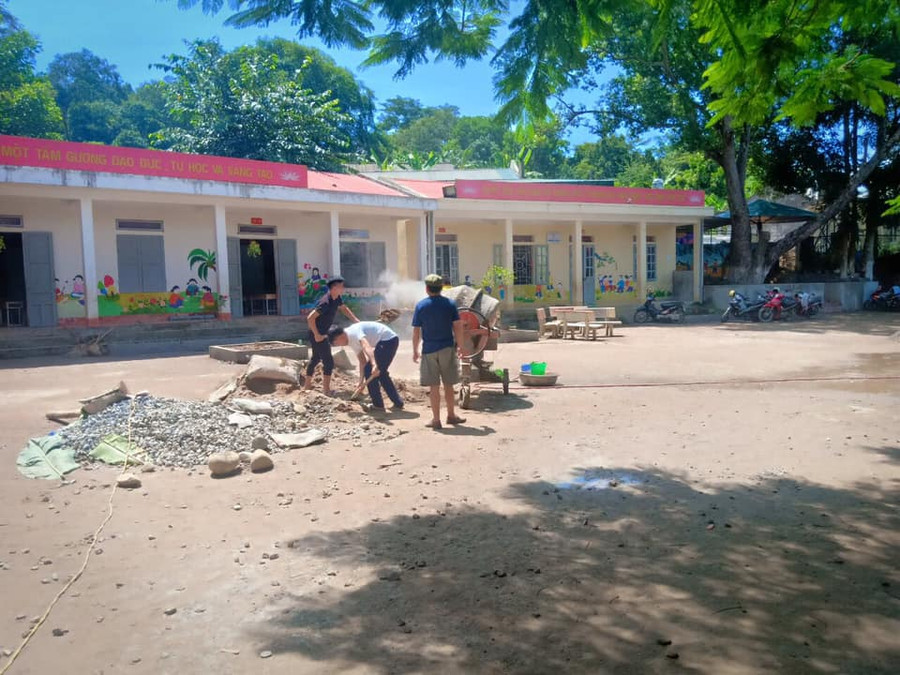 Giáo viên Trường PTDTBT TH Ma Li Pho sửa chữa lại trường lớp Giáo viên Trường PTDTBT TH Ma Li Pho sửa chữa lại trường lớp