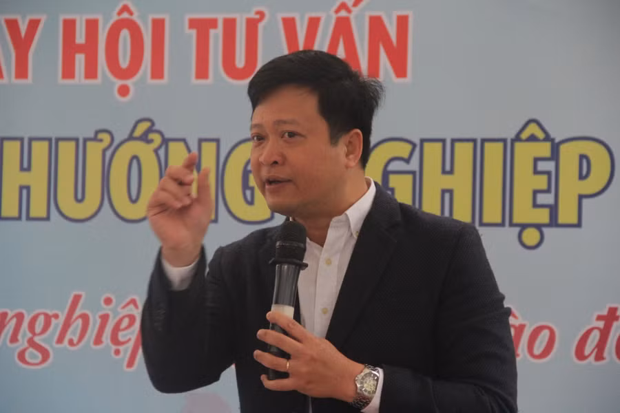 Theo chính sách hiện nay, thí sinh không bị giới hạn khi đăng ký hoặc điều chỉnh nguyện vọng xét tuyển ĐH; do đó cơ hội học ĐH của thí sinh rất lớn. Nếu thí sinh trượt ở ngành này có thể được xét sang ngành khác để học. Đó là hướng đi rất mở cả về khía cạnh quản lý Nhà nước và quyền lợi của thí sinh. Vì thế, không nên cực đoan và nghĩ rằng, một số trường nâng điểm chuẩn đầu vào để không tuyển sinh là bất lợi cho thí sinh. PGS.TS Phạm Mạnh Hà