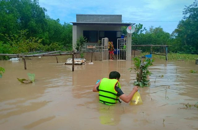 Trận lũ lịch sử ở Phú Quốc làm ngập hơn 8.400 căn nhà. Nhiều khu vực nước lũ ngập đến tận nóc nhà