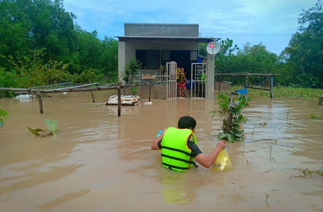 Trận lũ lịch sử ở Phú Quốc làm ngập hơn 8.400 căn nhà. Nhiều khu vực nước lũ ngập đến tận nóc nhà