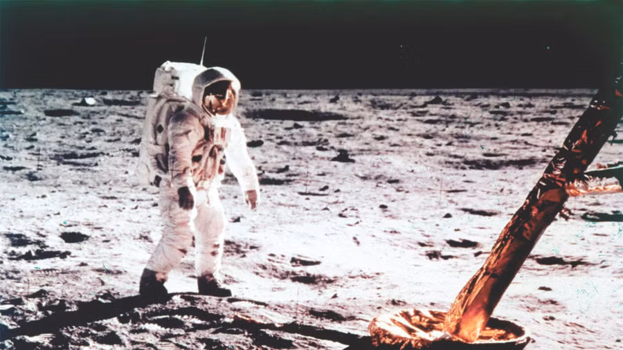 Chương trình Apollo đưa người lên Mặt trăng. 