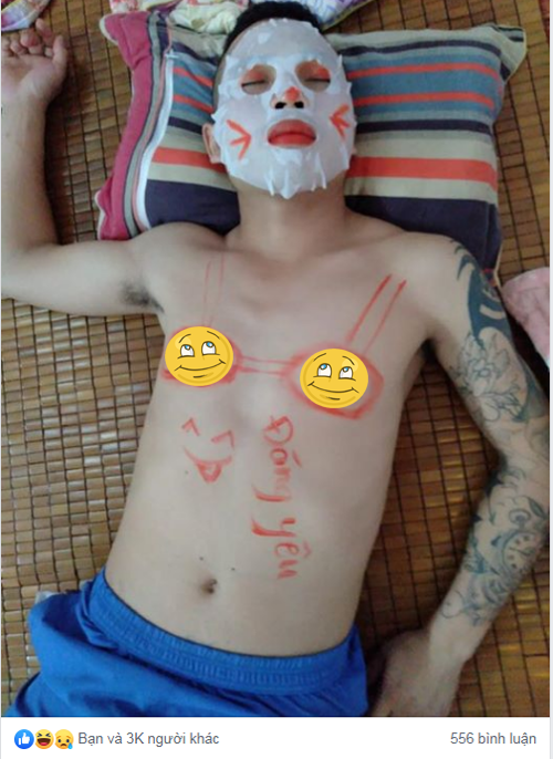 Vợ cao tay trị chồng say xỉn ảnh 1 Đắp mặt nạ và dùng son môi để tô điểm cho cuộc sống thêm màu sắc.