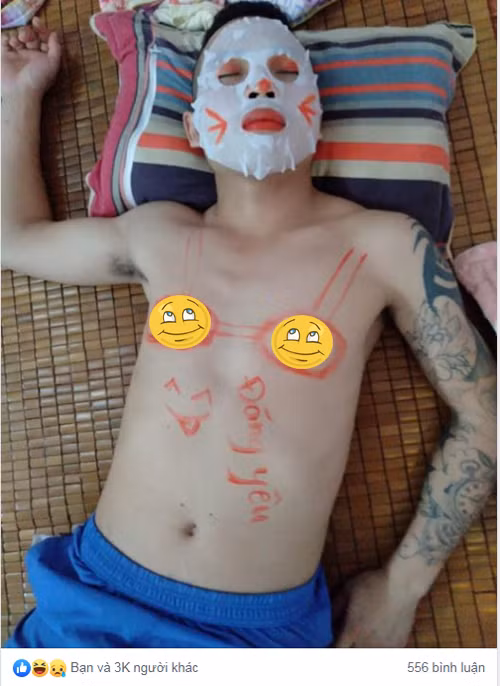 Đắp mặt nạ và dùng son môi để tô điểm cho cuộc sống thêm màu sắc.