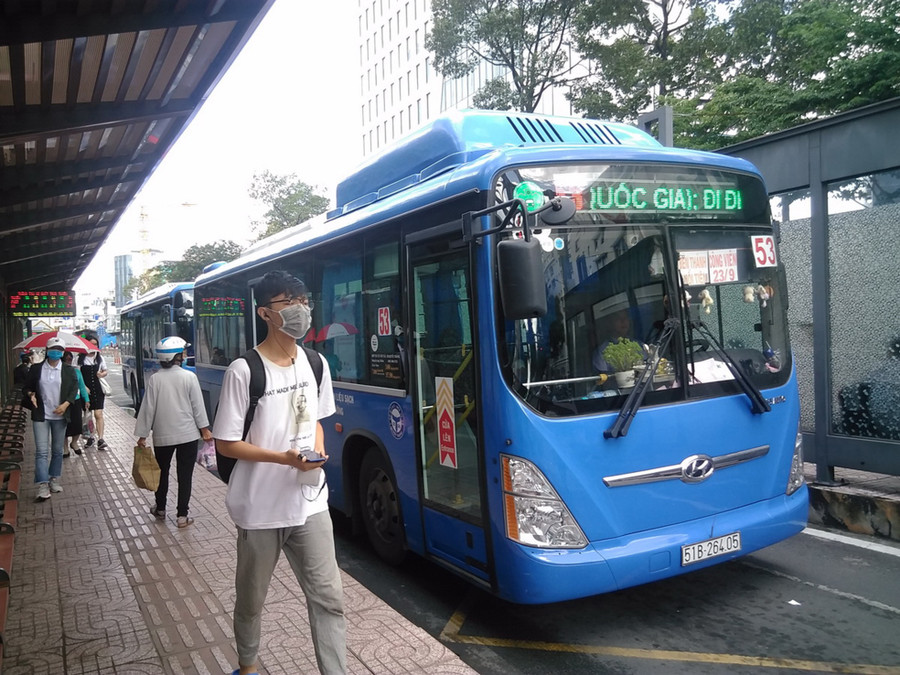 HSSV sử dụng dịch vụ xe buýt trợ giá phải xuất trình thẻ theo quy định. Ảnh: TG