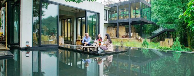 Cô gái xây nhà trên núi đưa cha mẹ lên sống ẩn dật ảnh 6