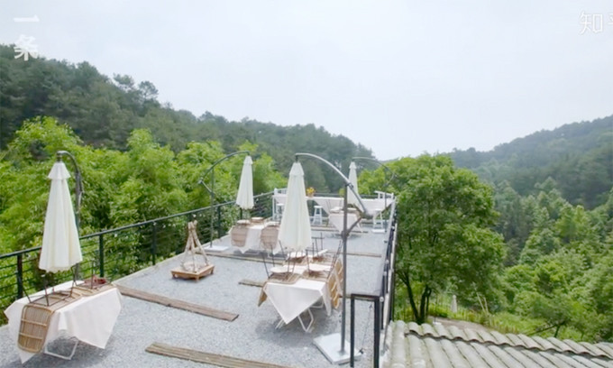 Cô gái xây nhà trên núi đưa cha mẹ lên sống ẩn dật ảnh 8