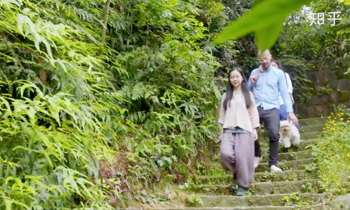 Cô gái xây nhà trên núi đưa cha mẹ lên sống ẩn dật ảnh 4