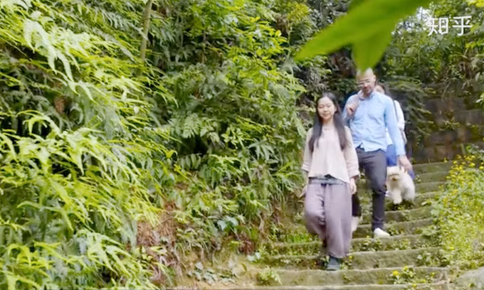 Cô gái xây nhà trên núi đưa cha mẹ lên sống ẩn dật ảnh 4