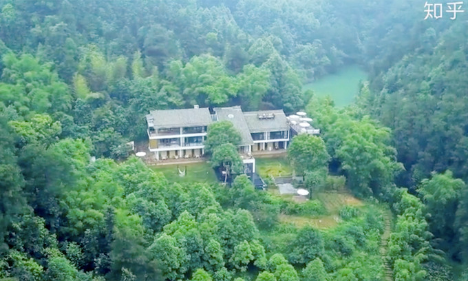 Cô gái xây nhà trên núi đưa cha mẹ lên sống ẩn dật ảnh 3