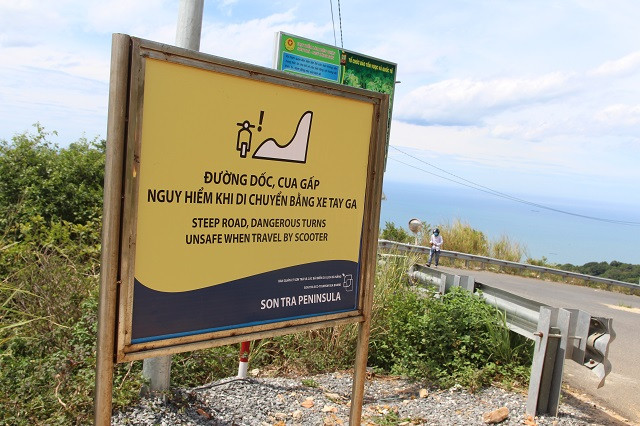 Đã có những biển khuyến cáo về việc sử dụng xe tay ga di chuyển trên bán đảo Sơn Trà.