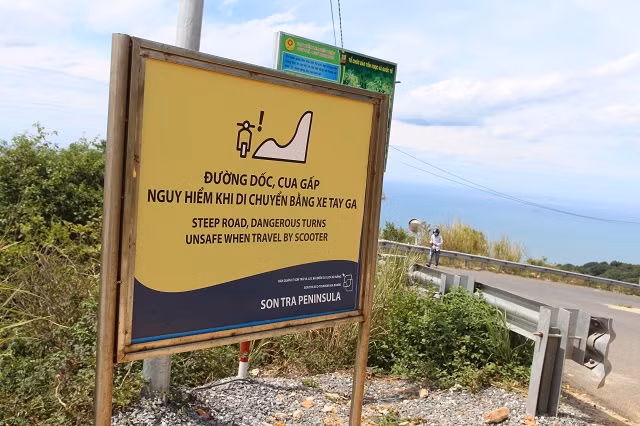 Đã có những biển khuyến cáo về việc sử dụng xe tay ga di chuyển trên bán đảo Sơn Trà. Đã có những biển khuyến cáo về việc sử dụng xe tay ga di chuyển trên bán đảo Sơn Trà.