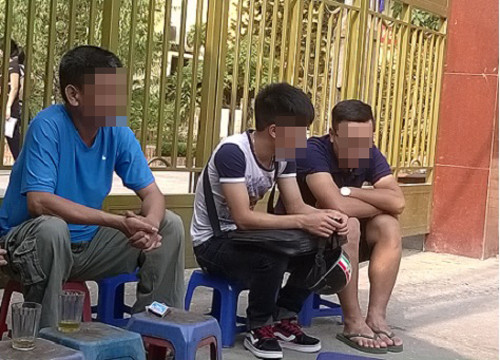 Tay "thợ săn" (áo xanh) lân la trước cổng các trường đại học để ngắm "con mồi" sinh viên chịu chơi. 