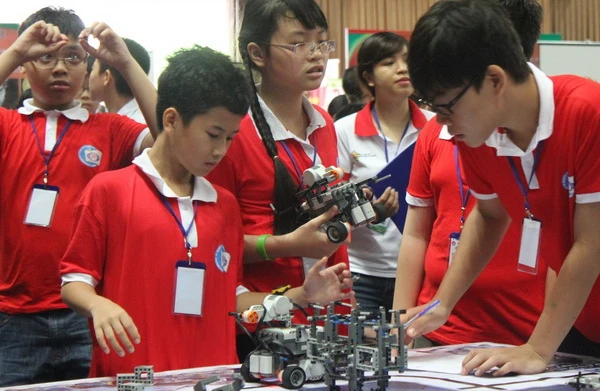 Sôi nổi tranh tài tại Robothon 2014