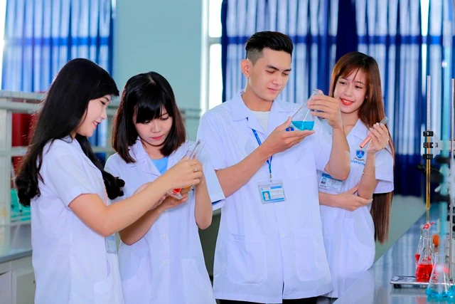 Sinh viên ngành Dược của Trường ĐH Nguyễn Tất Thành