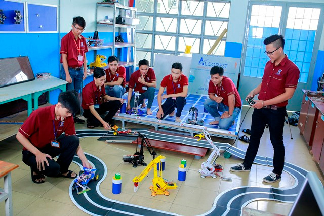 sinh viên ngành cơ khí ôtô - chế tạo robot của Trường ĐH Nguyễn Tất Thành