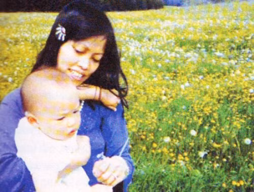 Suốt quá trình nuôi dạy con, tiến sĩ Thái Kim Lan luôn kể cho đứa trẻ nghe những câu chuyện về quê hương đất nước với hình ảnh cánh đồng lúa chín vàng, cánh cò bay lả bay la... Ảnh: NVCC. 