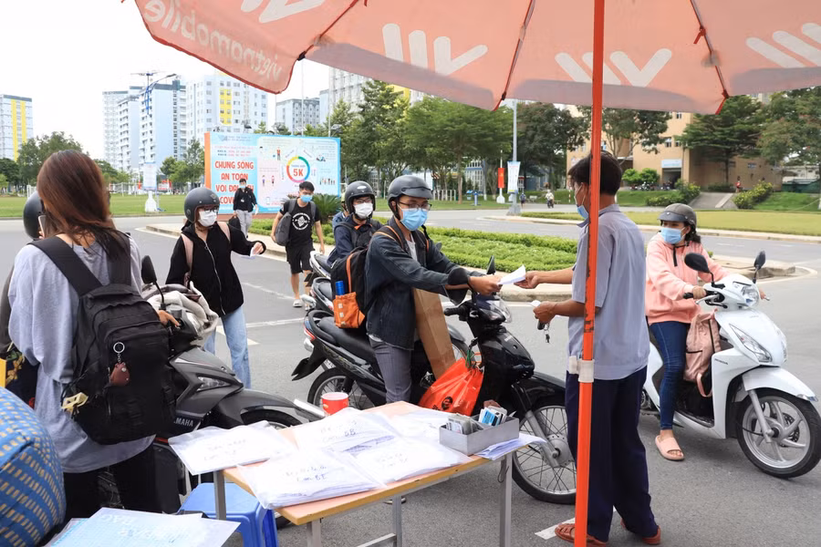 Sinh viên nộp giấy xác nhận trước khi rời khỏi KTX