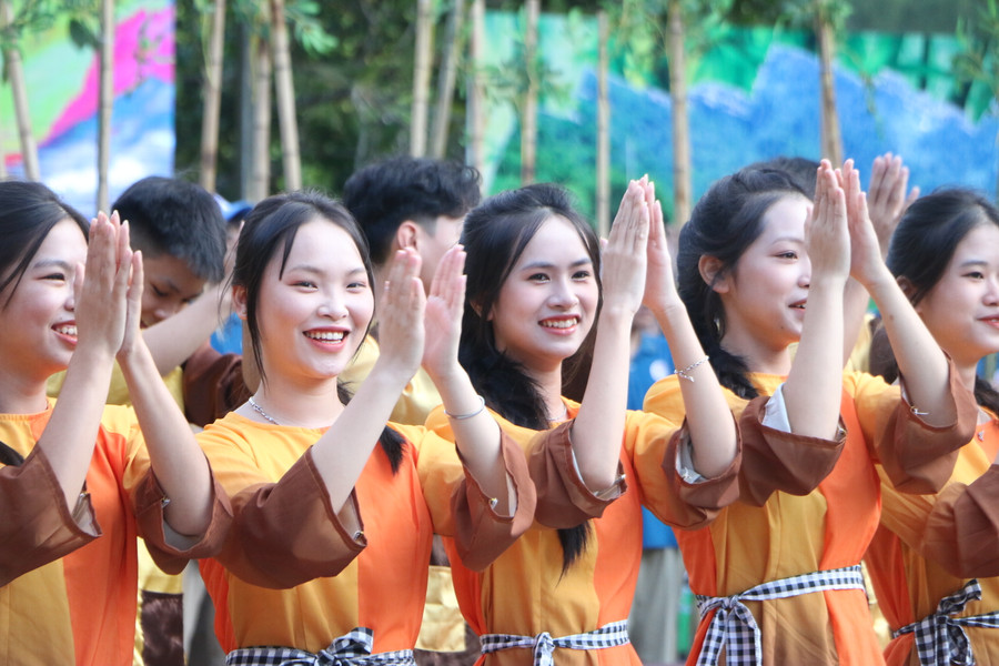 Các em học sinh cổ vũ nhiệt tình tới nhà leo núi Nguyễn Việt Thành từ quê nhà Sóc Sơn. Các em học sinh cổ vũ nhiệt tình tới nhà leo núi Nguyễn Việt Thành từ quê nhà Sóc Sơn.