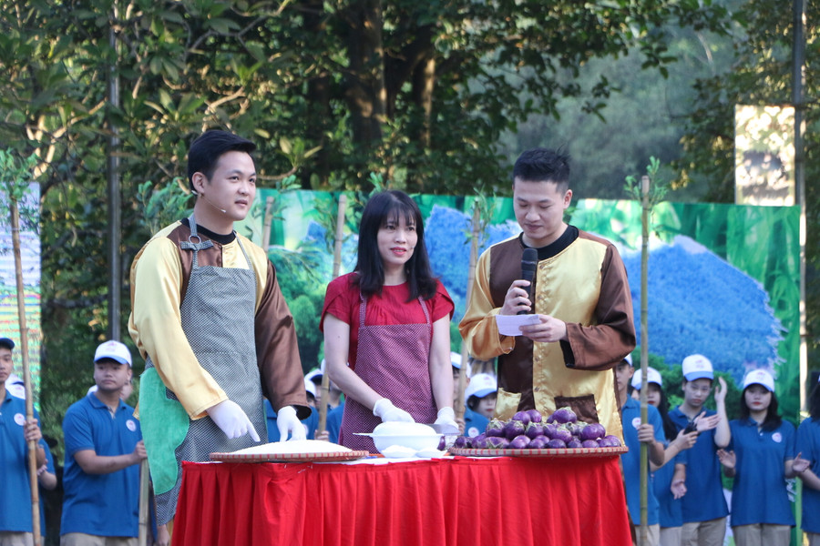 Hình ảnh về quy trình làm món cơm nắm cà nén được tái hiện trên sân khấu. Hình ảnh về quy trình làm món cơm nắm cà nén được tái hiện trên sân khấu.