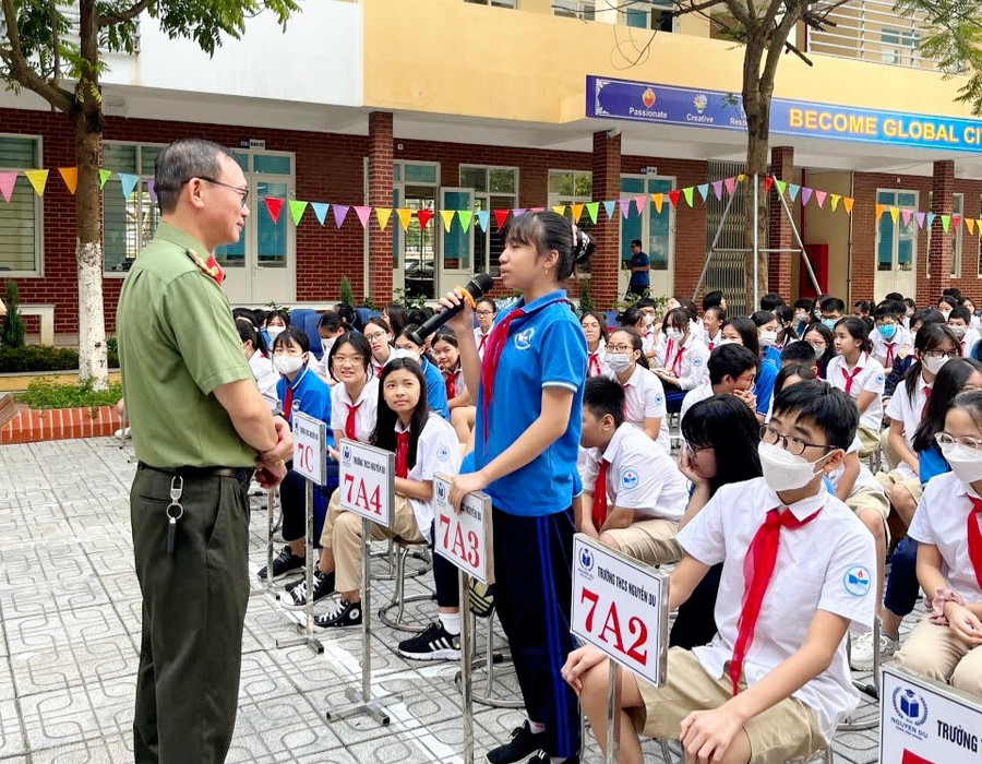 Thượng tá - TS Đào Trung Hiếu tuyên truyền về phòng chống bạo lực học đường cho học sinh tại Hà Nội.