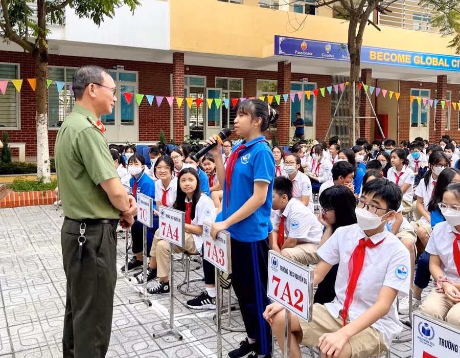 Thượng tá - TS Đào Trung Hiếu tuyên truyền về phòng chống bạo lực học đường cho học sinh tại Hà Nội. Thượng tá - TS Đào Trung Hiếu tuyên truyền về phòng chống bạo lực học đường cho học sinh tại Hà Nội.