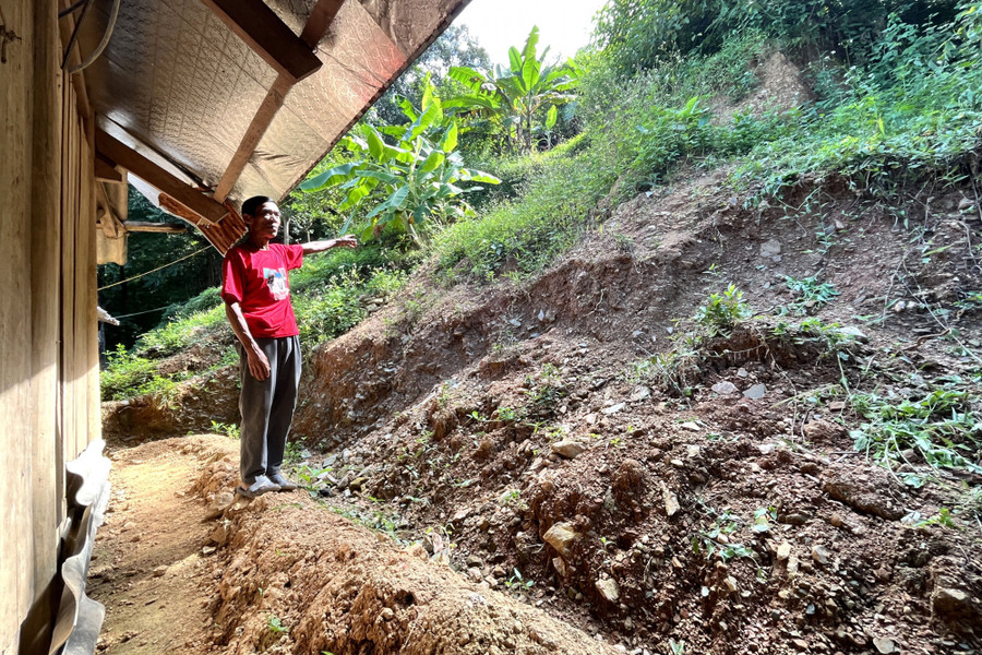 Sạt lở đe dọa nhà dân ở xã Tà Cạ, huyện Kỳ Sơn. (Ảnh: Phạm Tâm) Sạt lở đe dọa nhà dân ở xã Tà Cạ, huyện Kỳ Sơn. (Ảnh: Phạm Tâm)