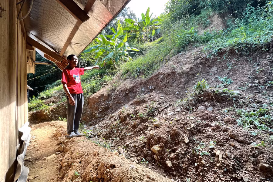 Sạt lở đe dọa nhà dân ở xã Tà Cạ, huyện Kỳ Sơn. (Ảnh: Phạm Tâm)