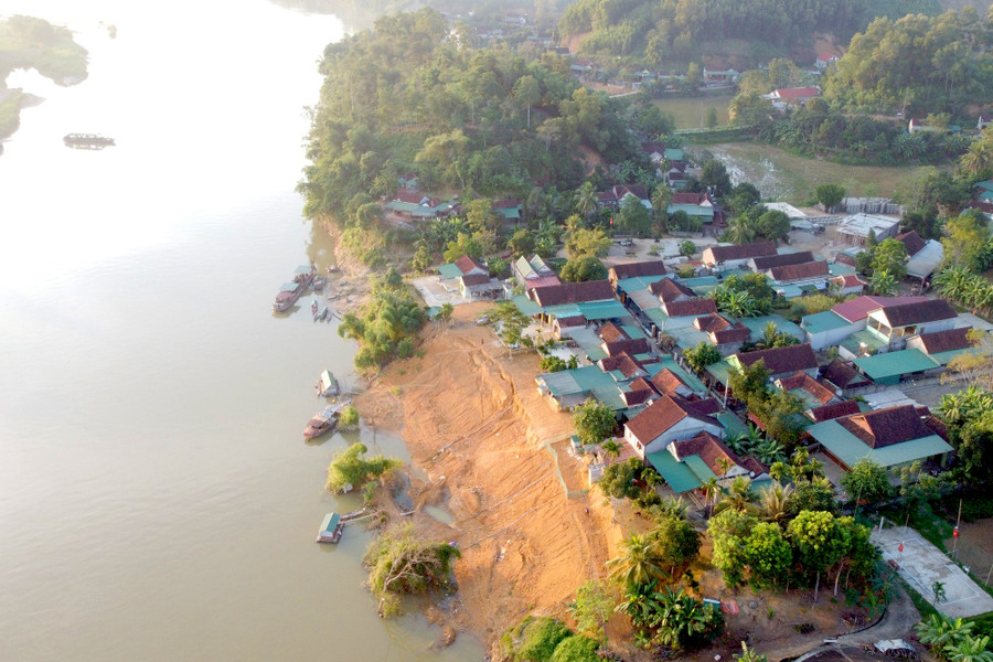 Sạt lở bờ sông Lam tại xóm 1, xã Lạng Sơn. (Ảnh: Phạm Tâm) Sạt lở bờ sông Lam tại xóm 1, xã Lạng Sơn. (Ảnh: Phạm Tâm)