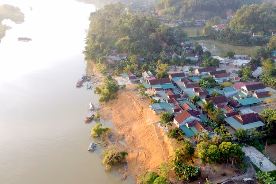 Sạt lở bờ sông Lam tại xóm 1, xã Lạng Sơn. (Ảnh: Phạm Tâm)