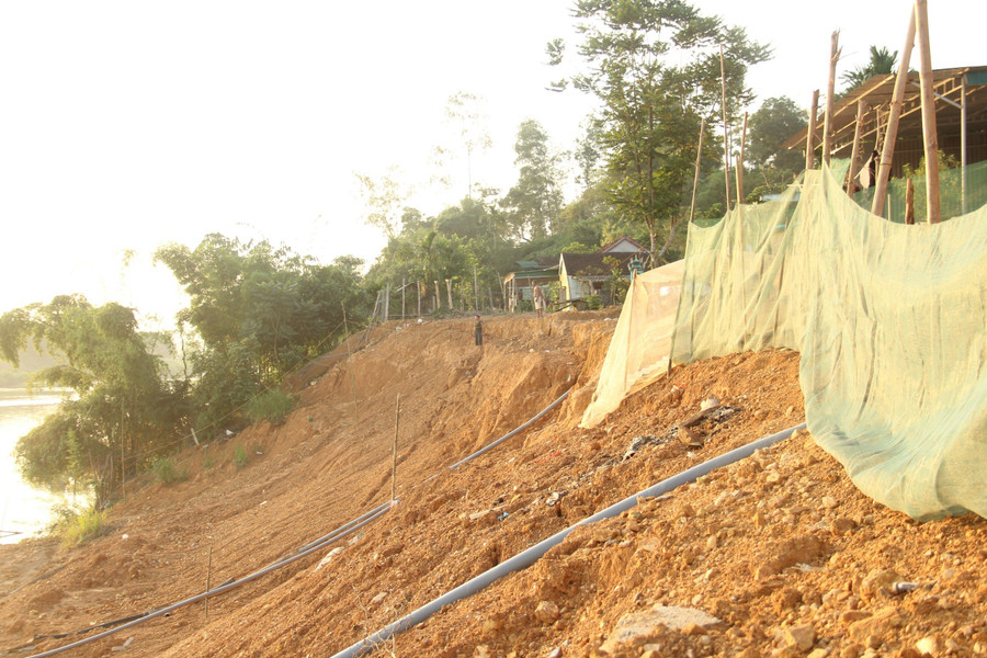 Người dân căng lưới đề phòng trẻ em đến gần. (Ảnh: Phạm Tâm) Người dân căng lưới đề phòng trẻ em đến gần. (Ảnh: Phạm Tâm)